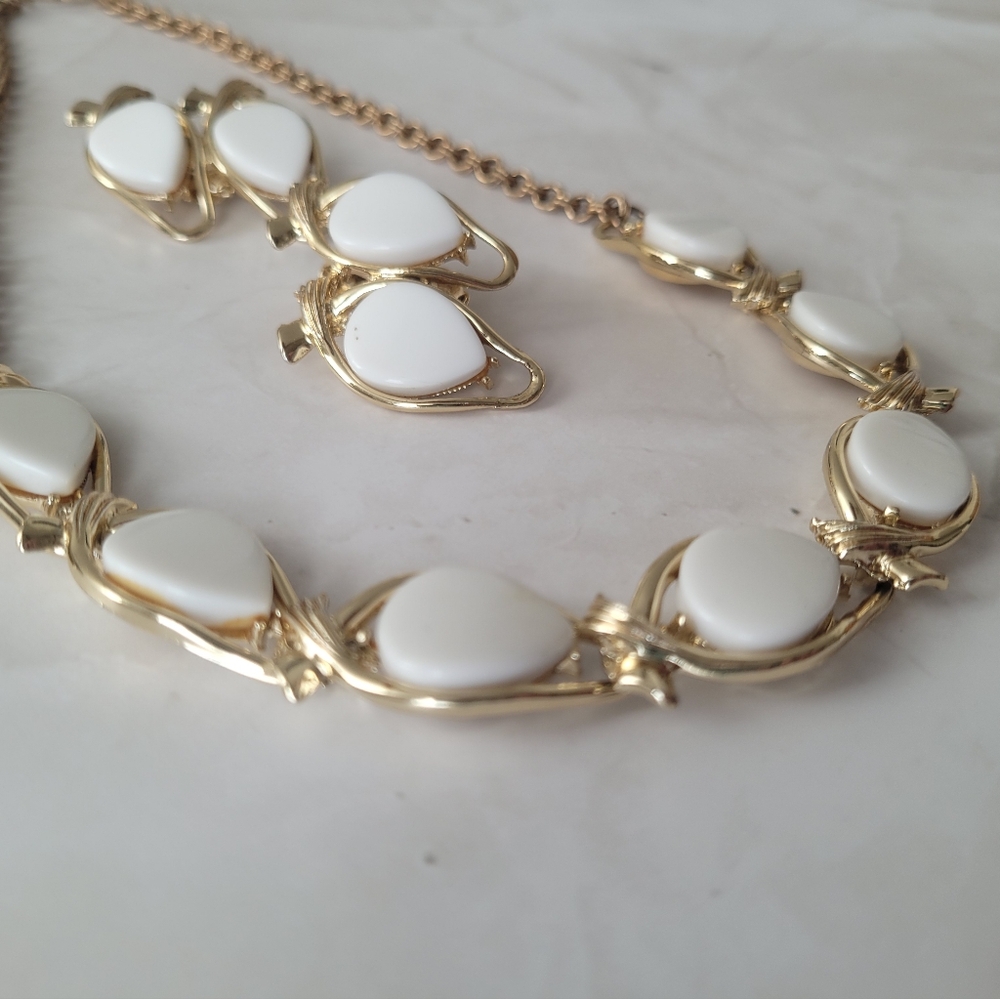 Vintage White Gold Tone Clip-on Earrings Necklace Set - Picture 4 of 8